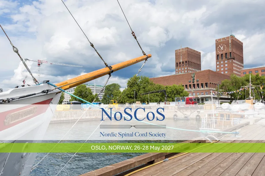 En båt fortøyd i en havn. Tekst: NoSCoS 2027 Oslo 26-28 May
