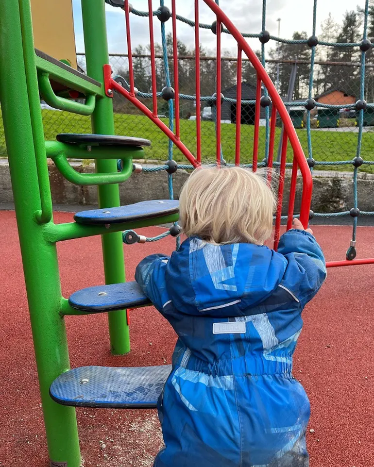Et barn som leker på en lekeplass
